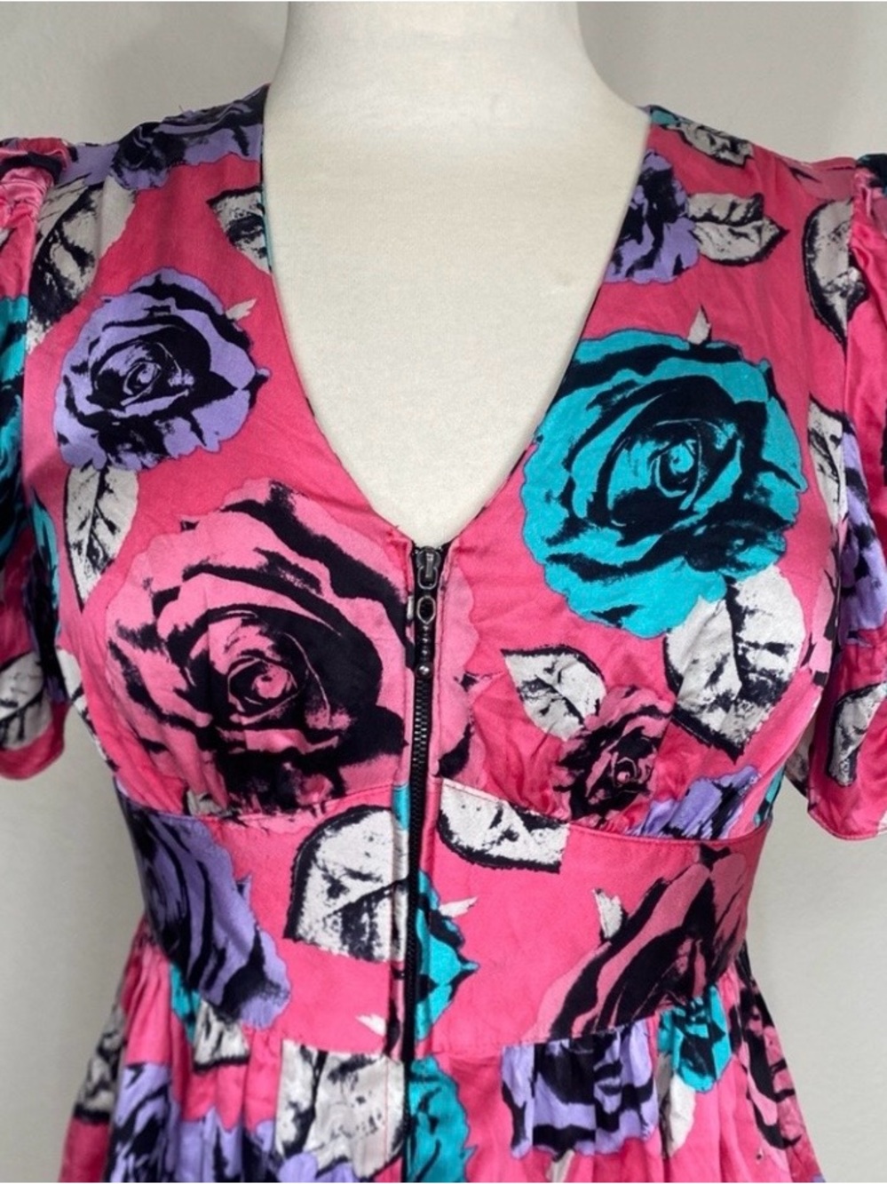 Betsey Johnson Women's Pink Rosette V Neck Short Sleeve Satin Mini Dress Size 4 - Picture 5 of 16